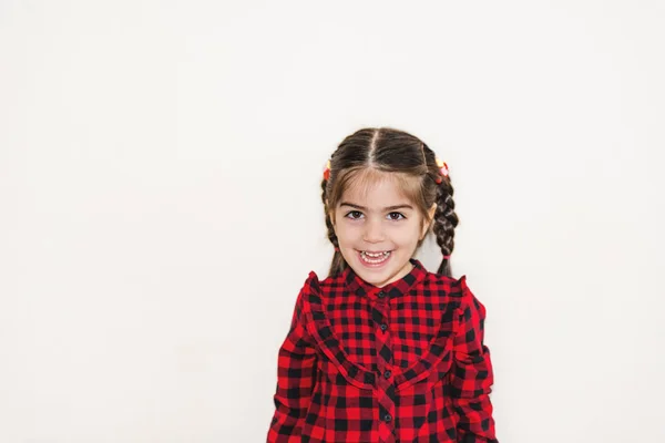 Porträtt Söt Liten Glad Flicka Röd Skjorta Selektivt Fokus Och — Stockfoto