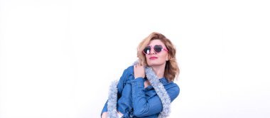 Gümüş rengi süs ve pembe kalp şeklinde güneş gözlüğü takan genç sarışın çekici kadın portresi beyaz arka planda izole edilmiş eğlenceli görünüyor. Mutlu Noeller ve yeni yıl teması. Parti zamanı 