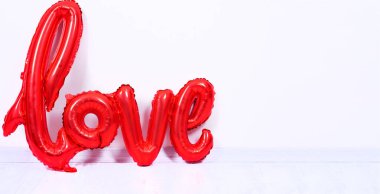 Word aşk izole beyaz zemin üzerine kırmızı balon şeklinde. Yakın ve kavram resmi.