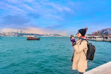 Güzel kadın seyahat etmek turist ile boğaz, popüler bir hedef Üsküdar şehir, Istanbul, shakiradovileİL fotoğraf çekmek