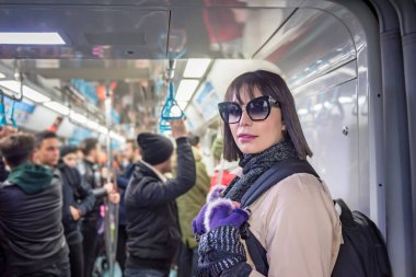 Güzel kadın Metro metro, Istanbul, Türkiye Marmaray tren kullanırken durumda.