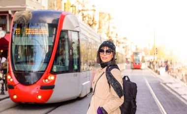 Istanbul, Türkiye'de metro manzaralı bir popüler kalabalık yolda güzel kadın seyahat etmek turist sırt çantası ile yürüyor