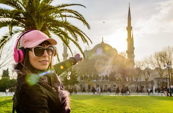 Bella Donna Turistica Attraente Cappello Con Cuffie Mostra Moschea Sultanahmet — Foto Stock