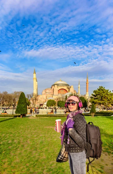 Bella Donna Cappello Con Caffè Asporto Occhiali Sole Cuffie Pose — Foto Stock