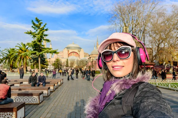 Bella Donna Cappello Con Caffè Asporto Occhiali Sole Cuffie Prende — Foto Stock