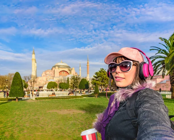 Bella Donna Cappello Con Caffè Asporto Occhiali Sole Cuffie Prende — Foto Stock