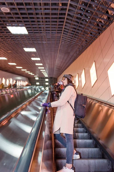 Schöne Frau Benutzt Rolltreppe Maray Zug Der Bahn Zugreifen Istanbul — Stockfoto