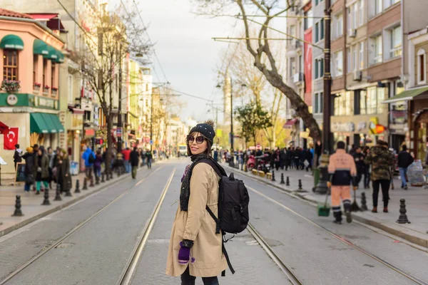 Bella Turista Viaggiatore Donna Con Zaino Passeggiate Una Strada Affollata — Foto Stock