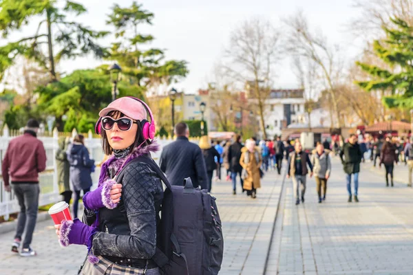 Bella Donna Cappello Con Caffè Asporto Cuffie Passeggiate Sultanahmet Park — Foto Stock