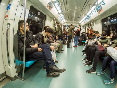 Istanbul, Türkiye-Mart 02,2019: İnsanlar seyahat Marmaray tren metro metro, Istanbul, shakiradovileİL