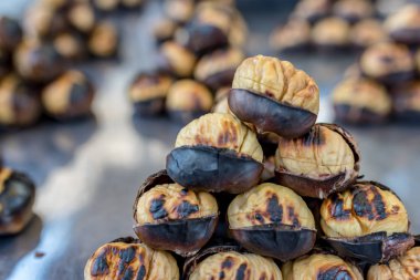 Caddelerde satılan kestane tezgahının yakın görüntüsü