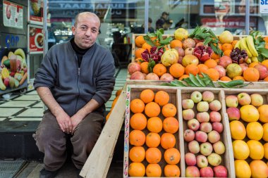 Elma, greyfurt ve portakal market çelik üzerinde ahşap kasalar içinde kimliği belirsiz satıyor