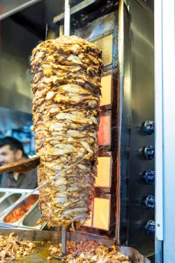 Şef geleneksel yemek Shawarma kesme Hünkar açık restoranda tavuk. Istanbul, Türkiye, 02 Şubat 201