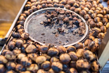 Caddelerde satılan kestane tezgahının yakın görüntüsü