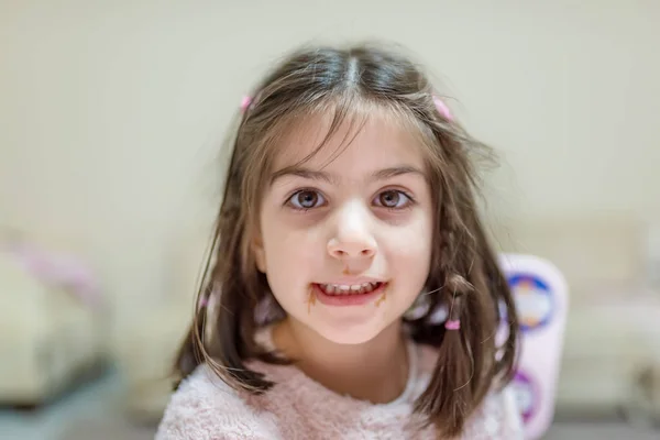 Petite Fille Mignonne Avec Sale Drôle Visage Après Manger Chocolat — Photo