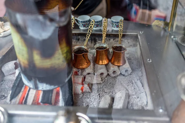 Man Kookt Traditionele Turkse Koffie Kolen Verkopen Cafe Winkel — Stockfoto