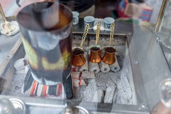 Man Kookt Traditionele Turkse Koffie Kolen Verkopen Cafe Winkel — Stockfoto