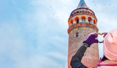 Güzel kadın Gezgin kalp şekli yapar 