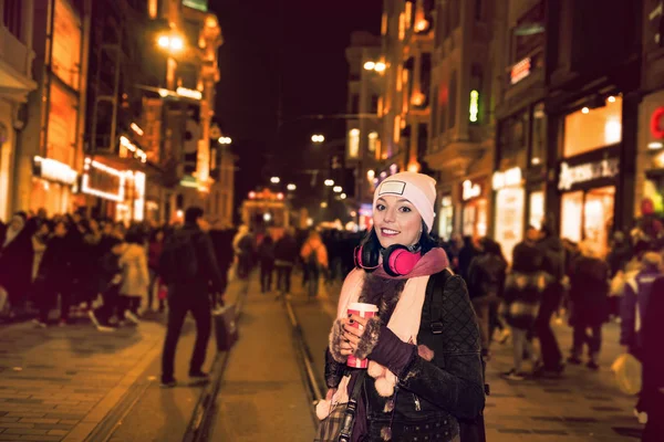 Mulher bonita em gorro viagens em Istambul — Fotografia de Stock