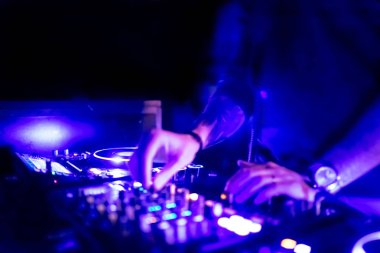  adam el disk jokey karıştırma ve karıştırma müzik parçaları