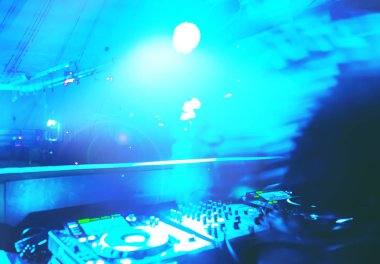  adam el disk jokey karıştırma ve karıştırma müzik parçaları