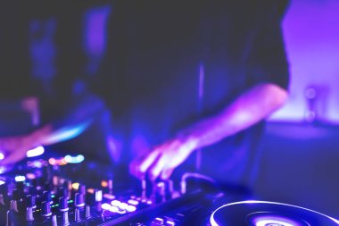  adam el disk jokey karıştırma ve karıştırma müzik parçaları