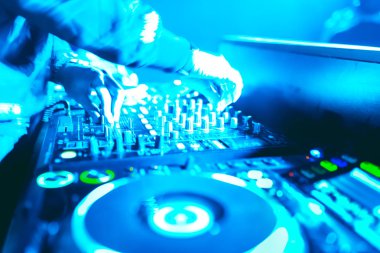  adam el disk jokey karıştırma ve karıştırma müzik parçaları