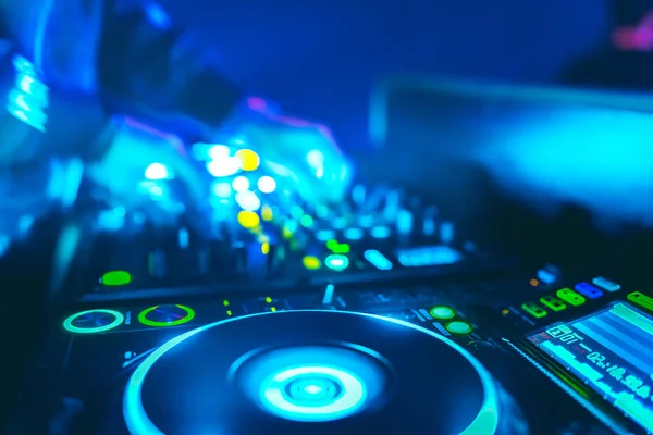  adam el disk jokey karıştırma ve karıştırma müzik parçaları