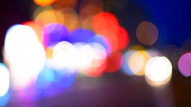 Trafik ışıkları sokak görünümü, gece hayatı cadde görünümü Bokeh bulanık. Ağır trafik ufuk ışık bulanık. Renkli araba bulanık farlar ve yanıp sönen trafik ışıkları karanlık oluşturma büyülü atmosferi içinde parlayan