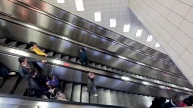 Istanbul, Türkiye-Mart 02,2019: Marmaray tren metro metro, Istanbul, Türkiye içinde erişmek için kimliği belirsiz kişi kullanır yürüyen merdiven