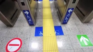 Adam otomatik pasaport sınır kontrol kapısından geçer