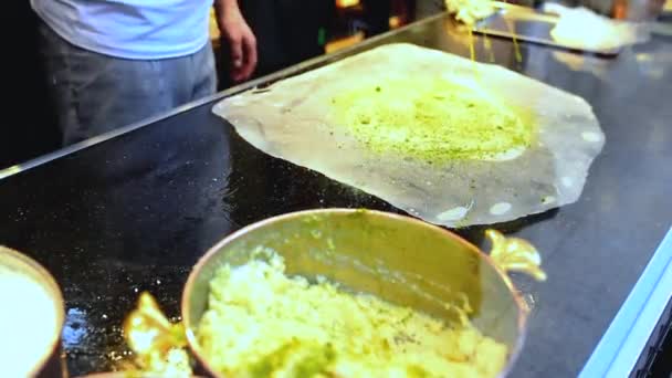 Man Förbereder Traditionella Turkiska Dessert Katmer — Stockvideo