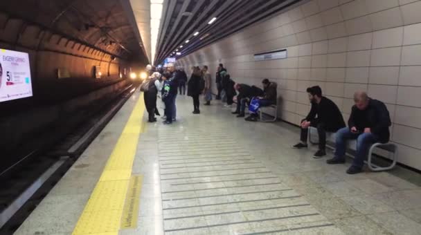 Istanbul Turkije Maart 2019 Mensen Wachten Marmaray Trein Metro Metro — Stockvideo