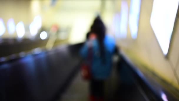 Die Menschen Stürmen Die Rolltreppe Unscharf Passagiere Der Bahnstation Aus — Stockvideo