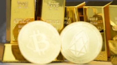 Birçok altın tuğla veya blok önünde açık bit sikkelerin girip yavaş devinim atış zoom