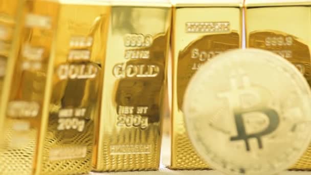 Збільшити Повільний Рух Передніх Бітових Монет Перед Багатьма Золотими Цеглинами — стокове відео