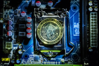 Altın EOS cryptocurrency fiziksel sikke üst görünümü