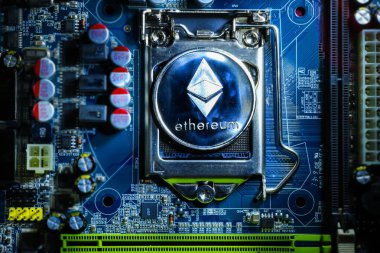 Gümüş Ethereum cryptocurrency fiziksel sikke üst görünümü
