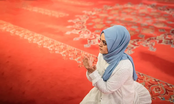 Μουσουλμανική γυναίκα με μαντίλα και μια μαντίλα προσεύχεται — Φωτογραφία Αρχείου