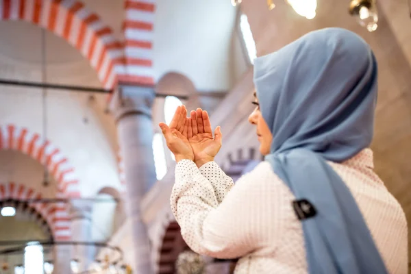Μουσουλμανική γυναίκα με μαντίλα και μια μαντίλα προσεύχεται — Φωτογραφία Αρχείου
