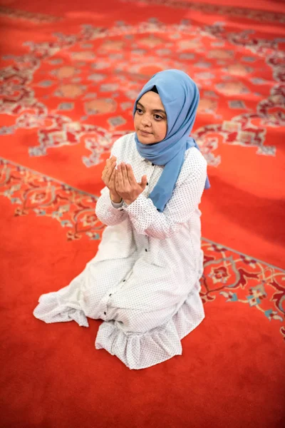 Μουσουλμανική γυναίκα με μαντίλες και μαντίλα προσεύχεται — Φωτογραφία Αρχείου
