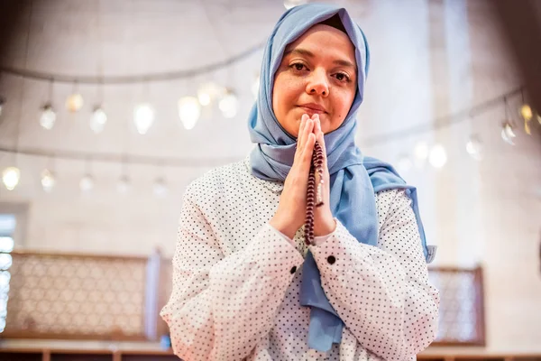 Мусульманская Женщина Платке Хиджабе Молится Поднятыми Руками Воздухе Комарах — стоковое фото