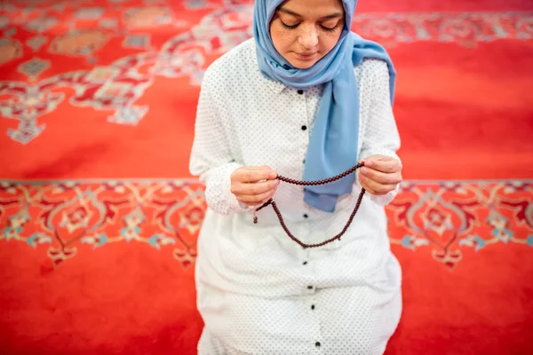 Мусульманская женщина в платке и хиджабе молится — стоковое фото