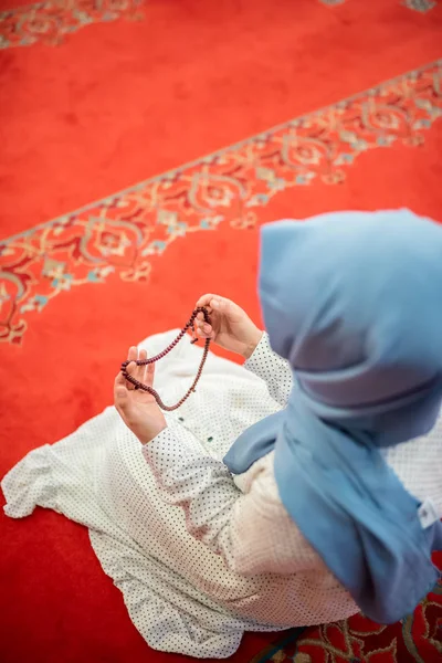 Muslim kvinna i huvudduk och en hijab ber — Stockfoto