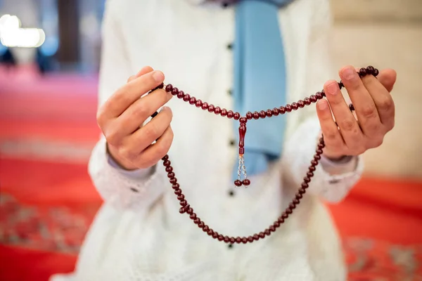 Мусульманская женщина руки во время проведения четки и молитвы — стоковое фото