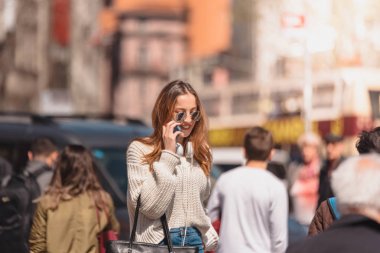 Güzel kadın yürürken akıllı telefon kullanır