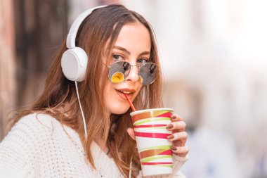 güzel çekici genç kız bir kafe oturur