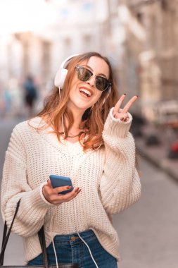 Güzel genç kız elleriyle barış işareti yapar