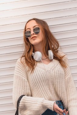 güzel çekici genç kız bir duvarda pozlar