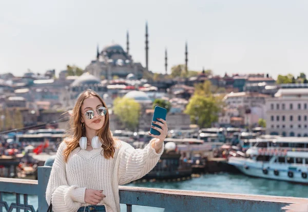 Pohled na portrét krásného mladého cestovatele — Stock fotografie